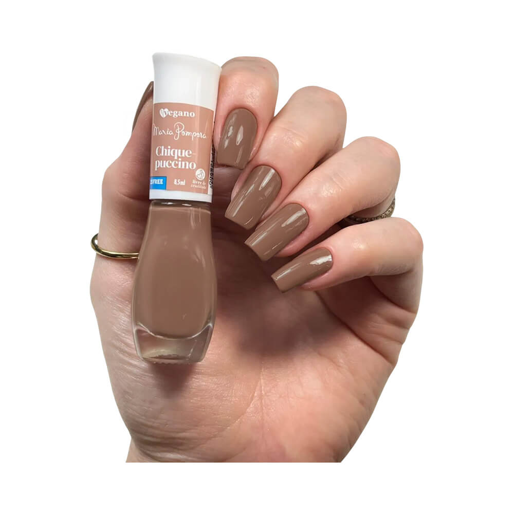 Mão com esmalte Maria Pomposa Chiquepuccino aplicado nas unhas, mostrando brilho e cor